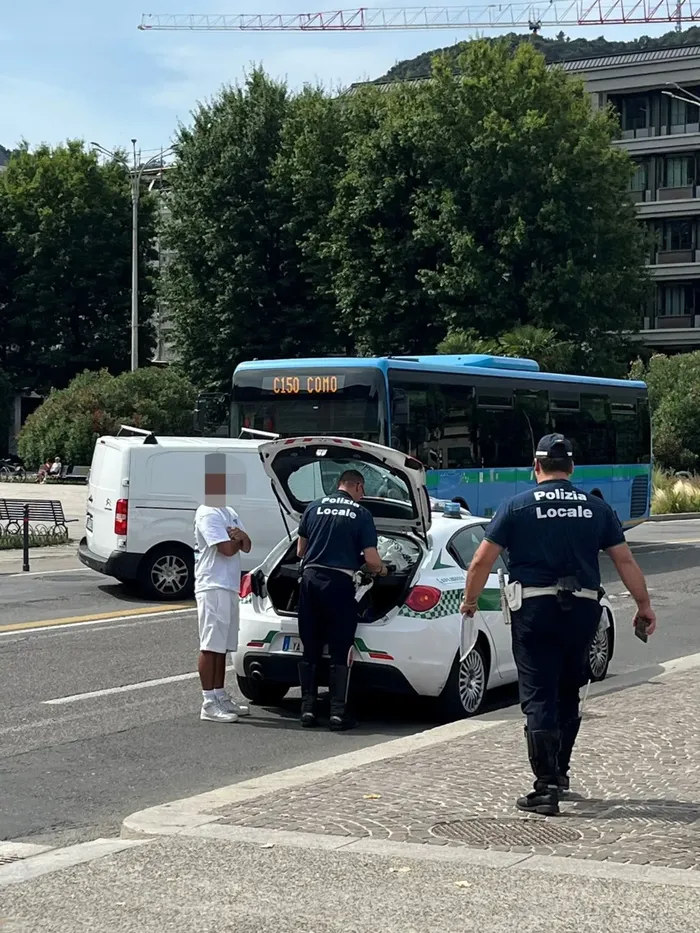 Uno dei piazzisti abusivi viene colto in flagrante dalla polizia locale e multato