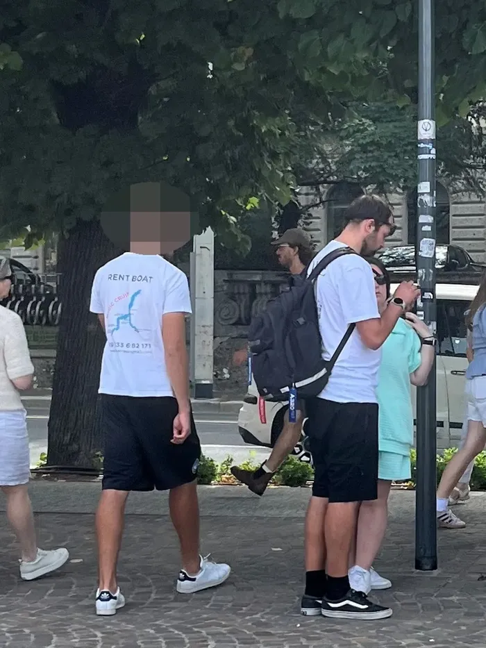 Si contraddistinguono per le maglie bianche con i loghi delle società di boat tour per cui lavorano