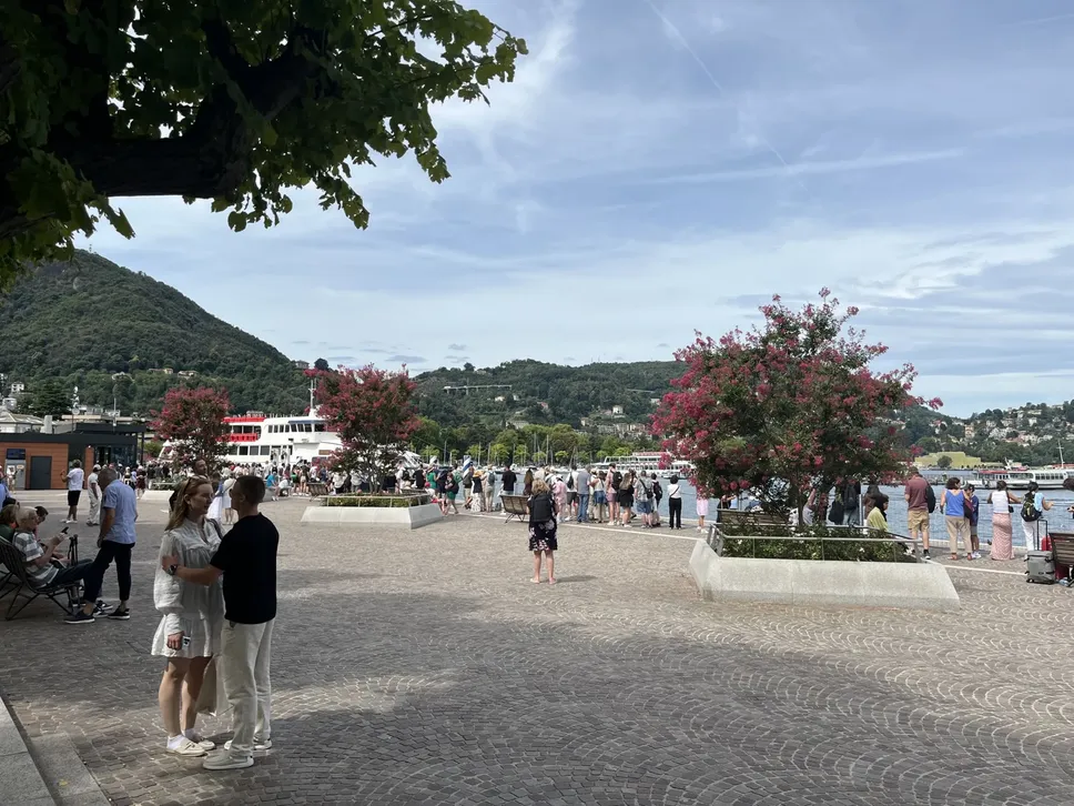 Coda lunghissima per la biglietteria della Navigazione sul lungolago: ieri mattina arrivava fino a Sant’Agostino