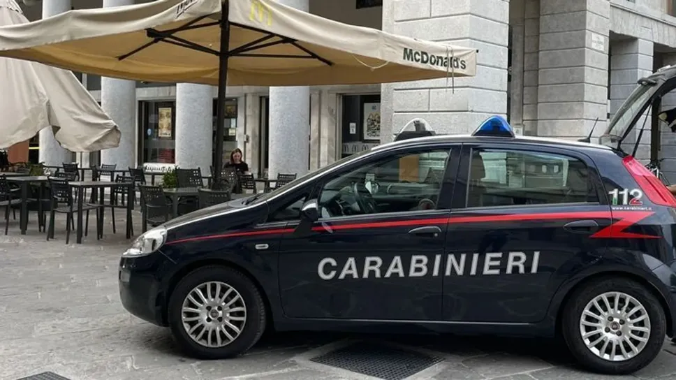 I carabinieri hanno arrestato una donna che ha aggredito due passanti
