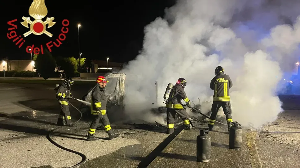 L’intervento dei Vigili del fuoco per domare l’incendio del camper