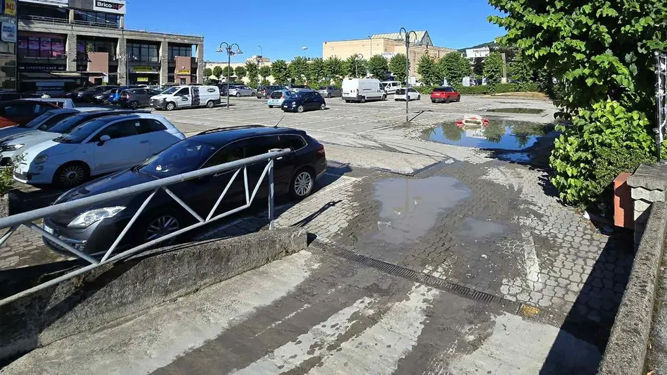 Un dettaglio delle cattive condizioni dei parcheggi del centro commerciale La Rotonda