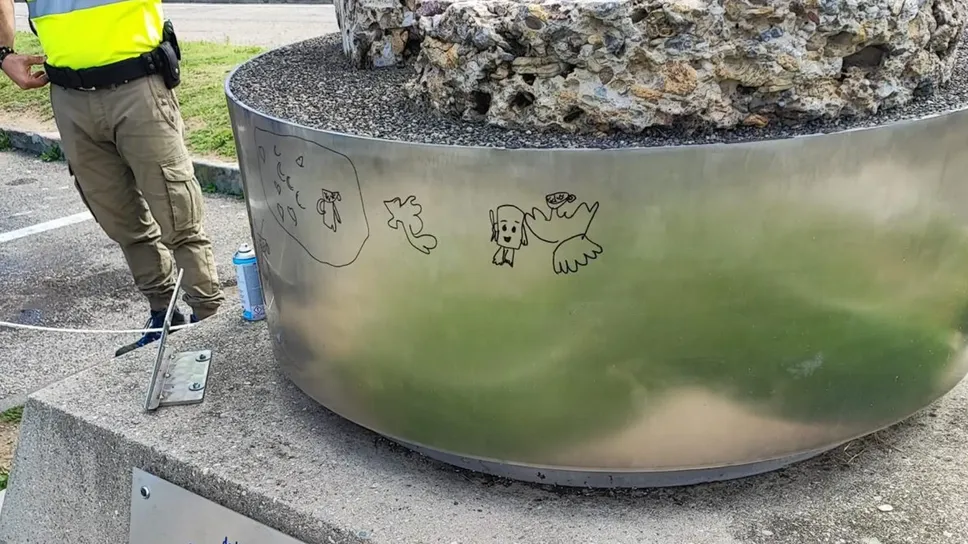I disegni con il pennarello nero sul monumento I disegni con il pennarello nero sul monumento
