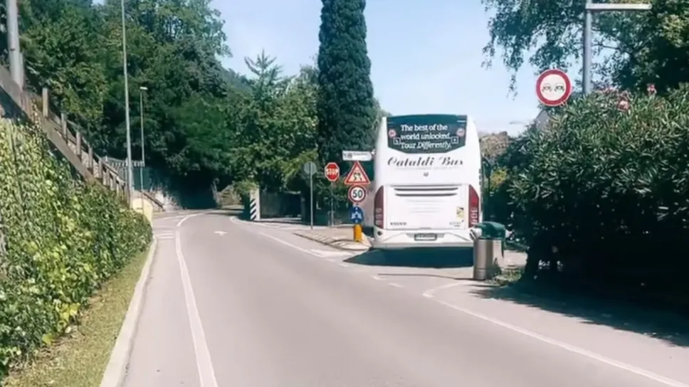 Uno dei bus turistici in sosta dopo il salto di montone della galleria Crocetta in direzione di Menaggio Uno dei bus turistici in sosta dopo il salto di montone della galleria Crocetta in direzione di Menaggio