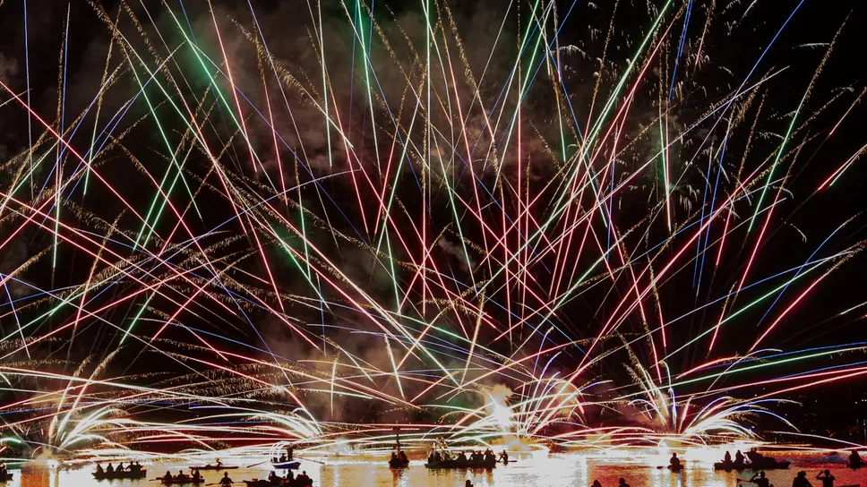 Un momento del suggestivo spettacolo pirotecnico sul lago di Pusiano  (Bartesaghi)