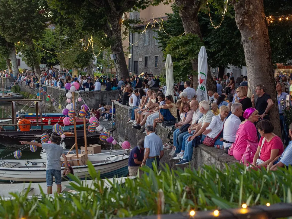 Tantissima gente sul lungolago