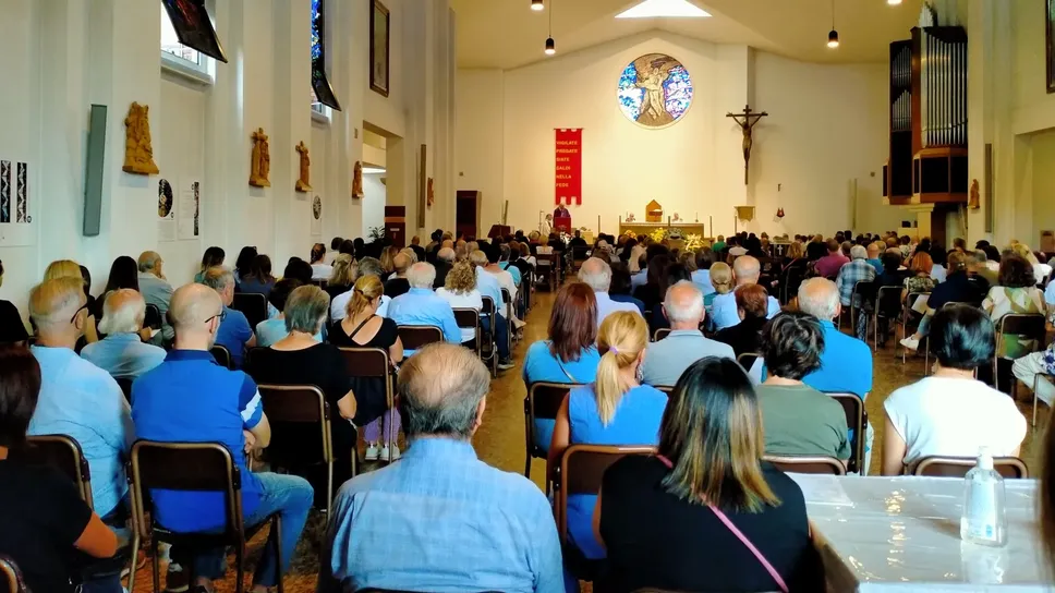 Esauriti i posti a sedere in chiesa, in tanti hanno partecipato alla messa in piedi all’esterno