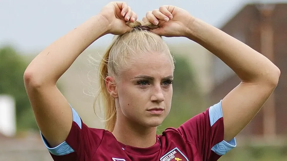 Alisha Lehmann, 26 anni, con la maglia del West Ham