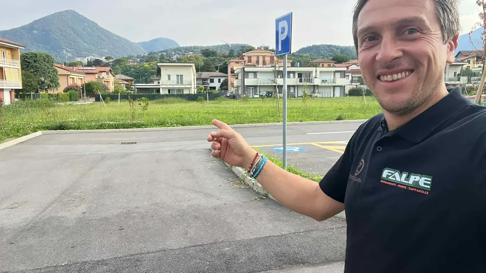 Il consigliere Giorgio Zappa davanti al parcheggio di Incasate, pronto dopo un anno di attesa (Bartesaghi) Il consigliere Giorgio Zappa davanti al parcheggio di Incasate, pronto dopo un anno di attesa (Bartesaghi)