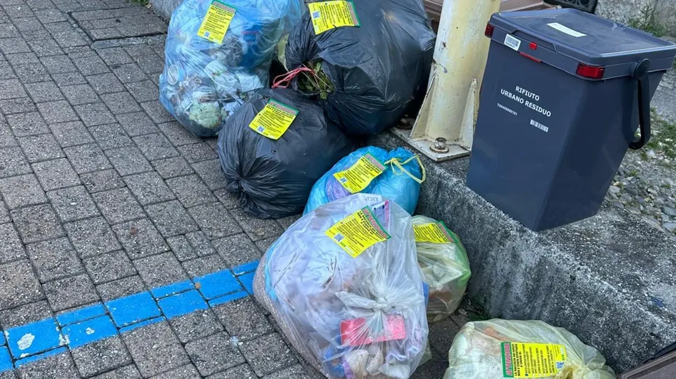 I sacchi non ritirati in centro, con l’etichetta di Econord I sacchi non ritirati in centro, con l’etichetta di Econord