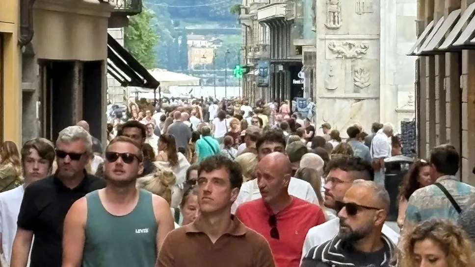 Città affollata, lo scatto è di ieri mattina in via Vittorio Emanuele