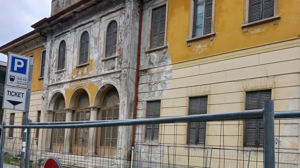 Le ex scuole medie di via Regina 17 Le ex scuole medie di via Regina 17