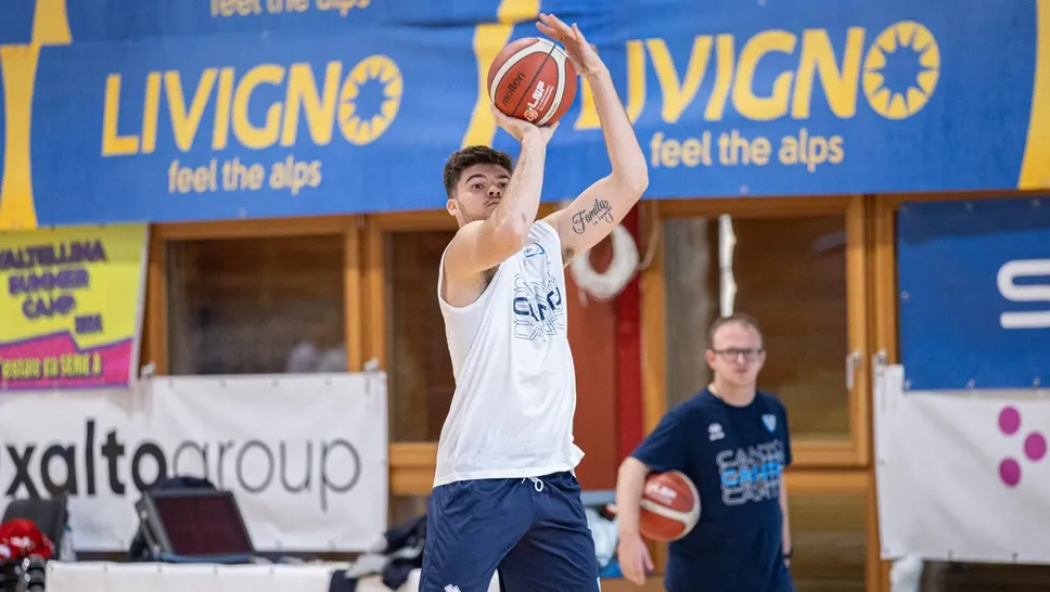 Grant Basile, sotto gli occhi di Mattia Costacurta, mentre si allena al PalaTeola di Livigno: era l’estate scorsa Grant Basile, sotto gli occhi di Mattia Costacurta, mentre si allena al PalaTeola di Livigno: era l’estate scorsa