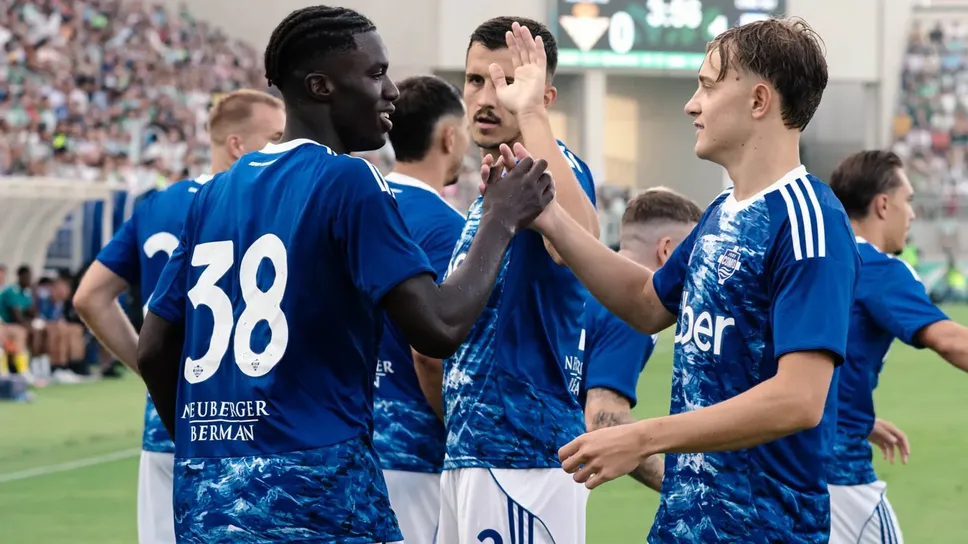 Assane Diao festeggiato in particolare da Kempf e Rodriguez Assane Diao festeggiato in particolare da Kempf e Rodriguez