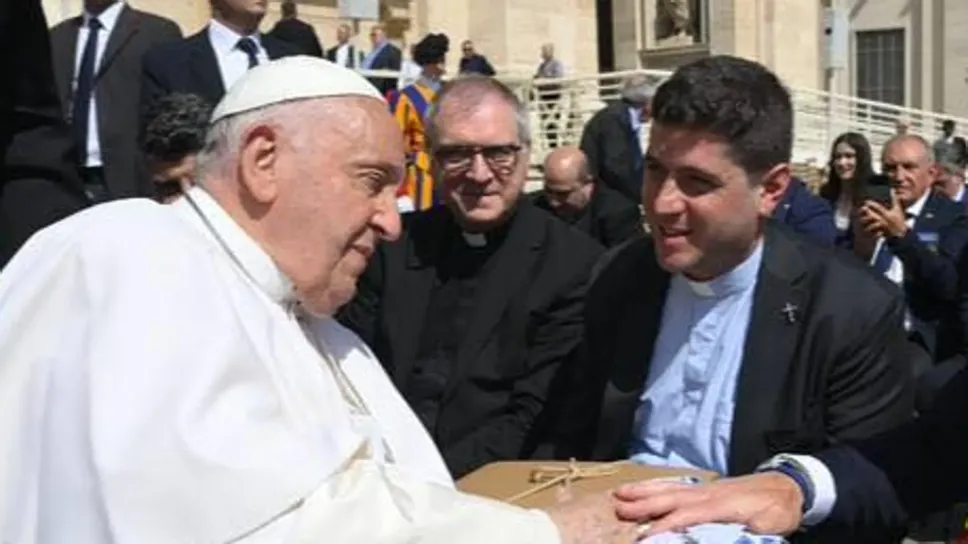 Don Francesco Orsi con Papa Francesco e, dietro, don Flavio Crosta