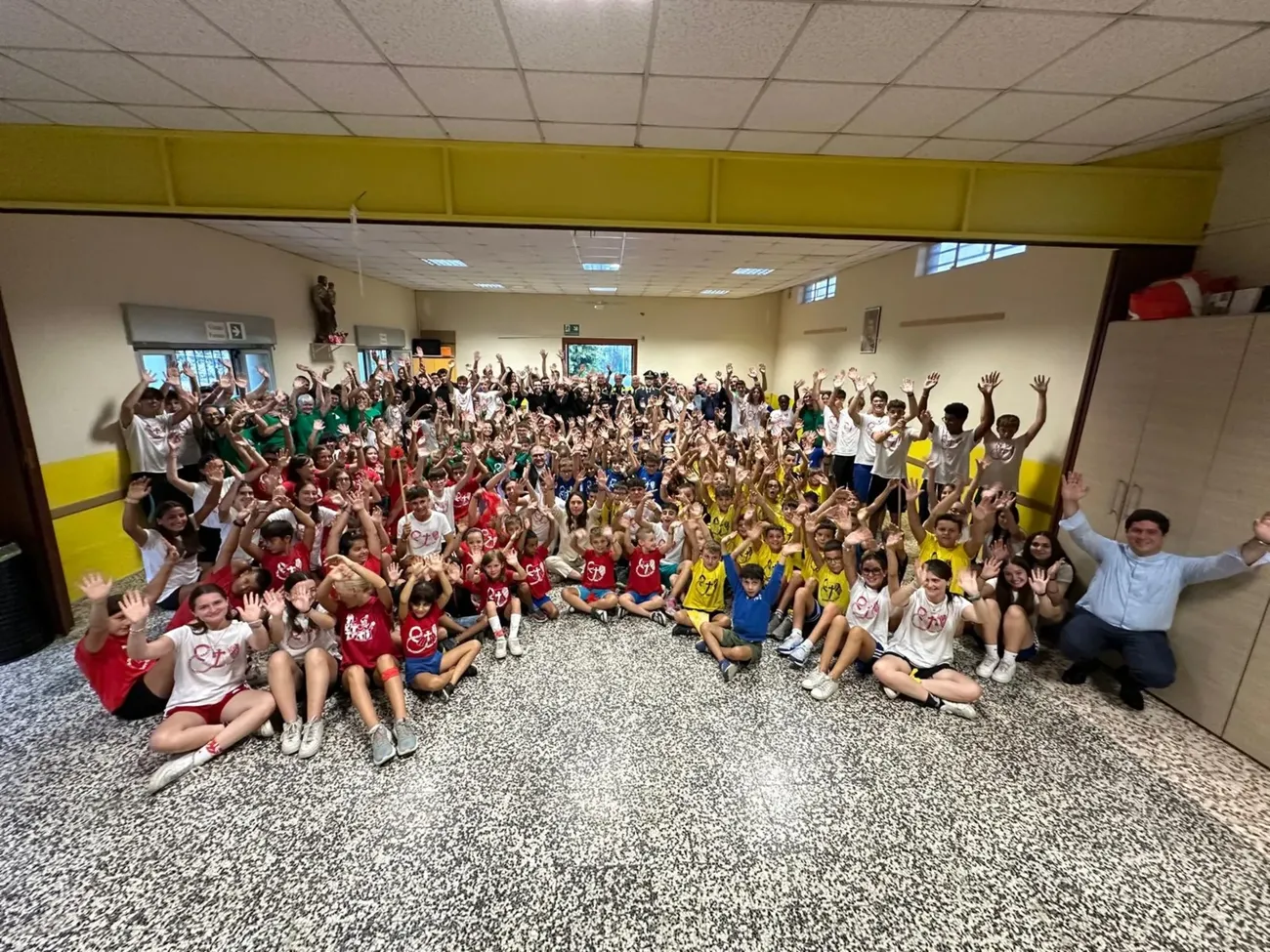 A destra il vicario don Francesco Orsi con i ragazzi del grest