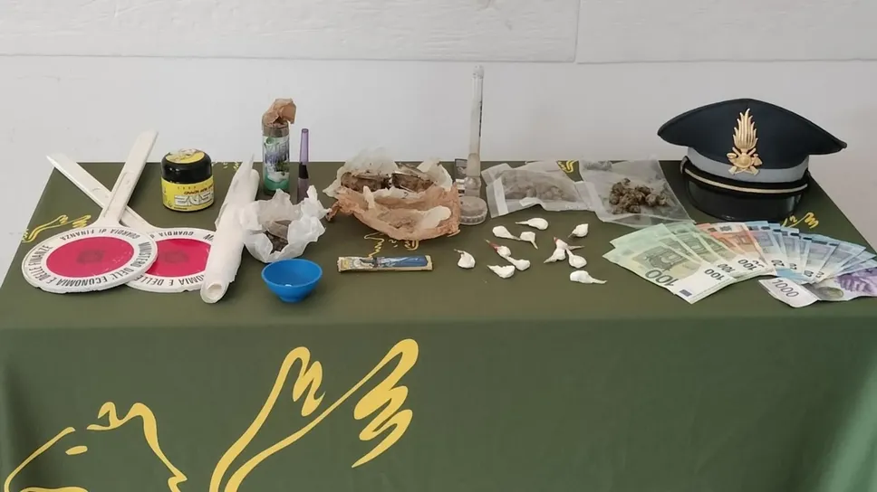 Il materiale sequestrato dalla guardia di finanza a Carlazzo