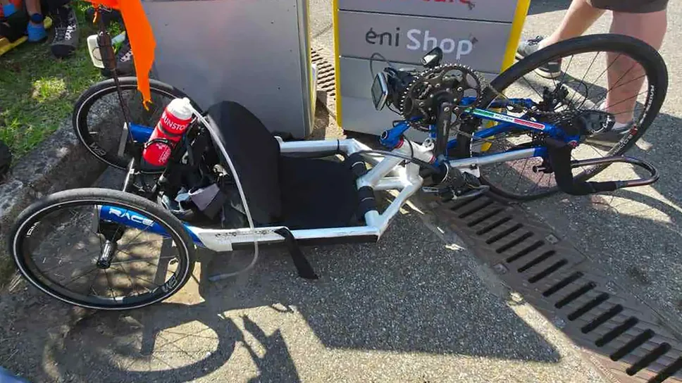 La handbike dopo l’incidente, si notano i danni soprattutto alla ruota anteriore