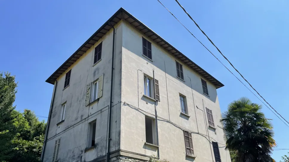 La palazzina di proprietà comunale in via Brugnago