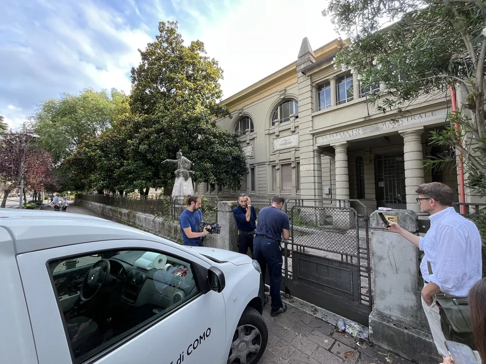 I tecnici del Comune mettono i lucchetti, ma nella sede “proibita” ci si entra lo stesso I tecnici del Comune mettono i lucchetti, ma nella sede “proibita” ci si entra lo stesso