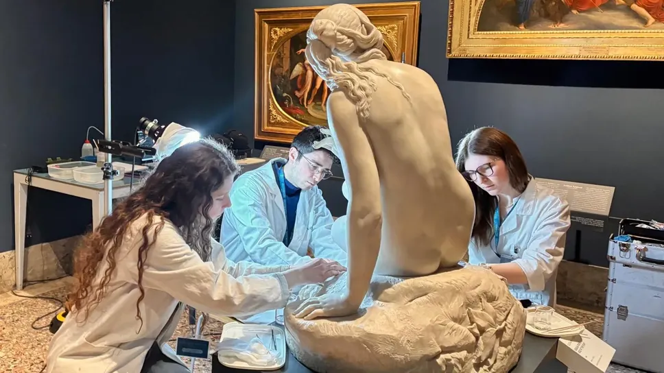 Alcuni studenti della Scuola di Restauro impegnati in un intervento su una statua Alcuni studenti della Scuola di Restauro impegnati in un intervento su una statua