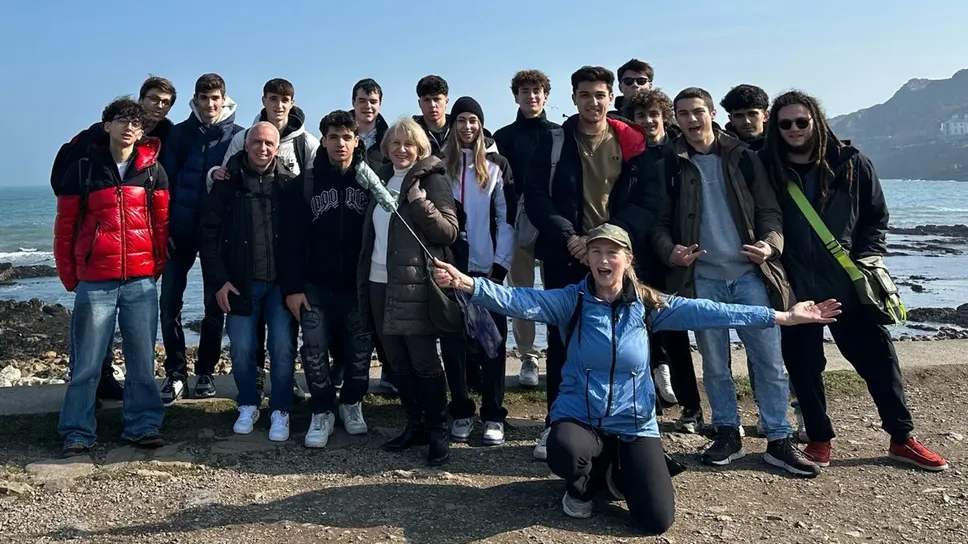 Yara Mercuri con il gruppo degli studenti della Magistri durante il PCTO in Irlanda Yara Mercuri con il gruppo degli studenti della Magistri durante il PCTO in Irlanda
