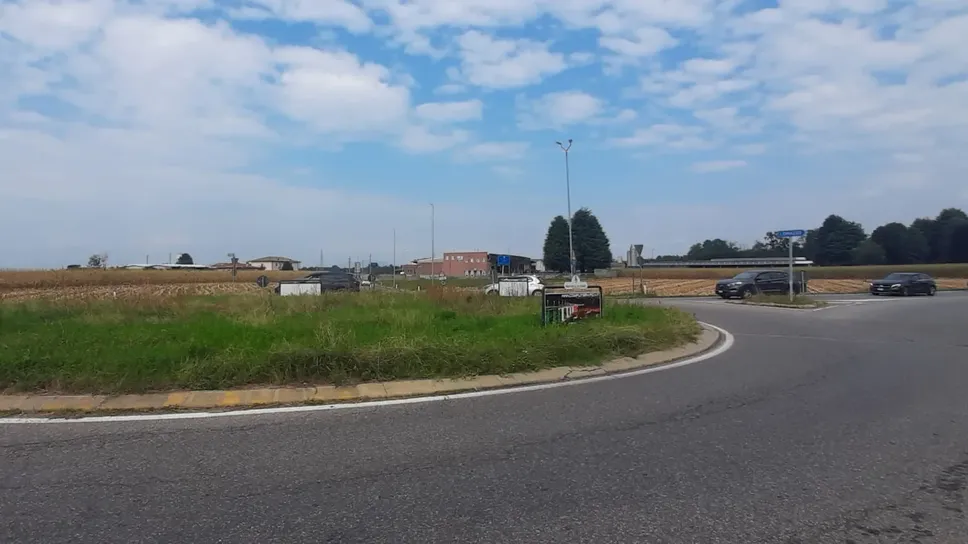 La rotatoria dove è avvenuta la sparatoria La rotatoria dove è avvenuta la sparatoria