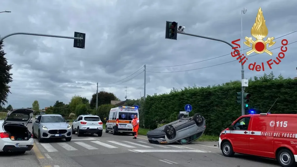 L’auto ribaltata al semaforo L’auto ribaltata al semaforo