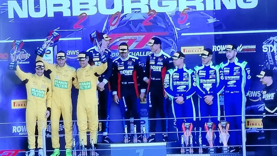 Matteo Cairoli, terzo da sinistra, sul podio al Nurburgring Matteo Cairoli, terzo da sinistra, sul podio al Nurburgring