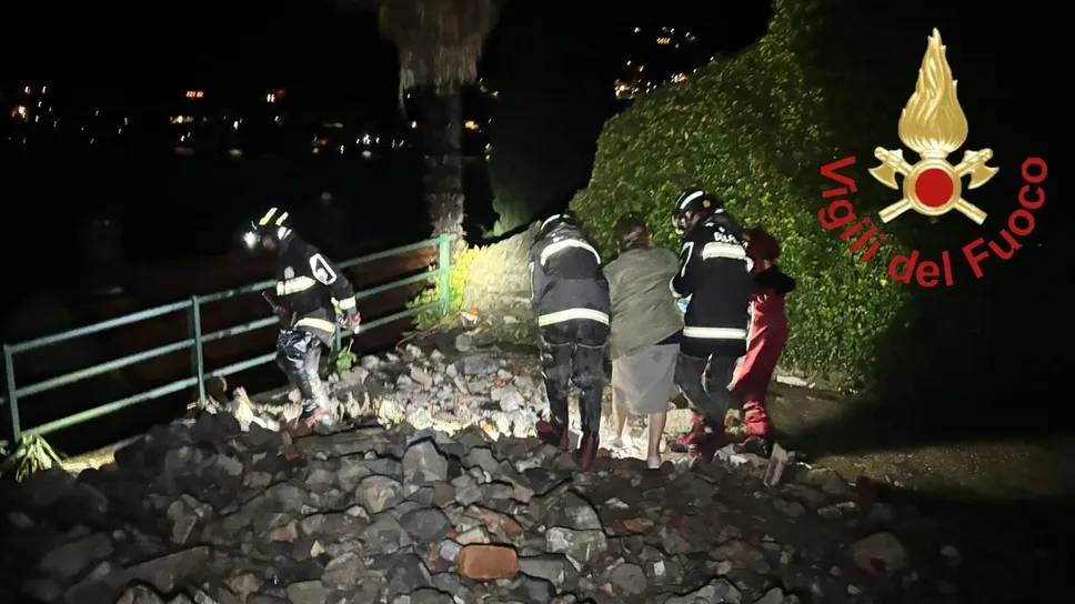 L’intervento dei vigili del fuoco a Blevio L’intervento dei vigili del fuoco a Blevio