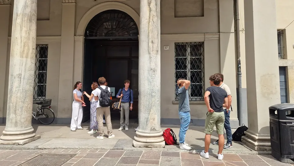 Studenti al termine dell’esame di maturità, fuori dal liceo Volta Studenti al termine dell’esame di maturità, fuori dal liceo Volta