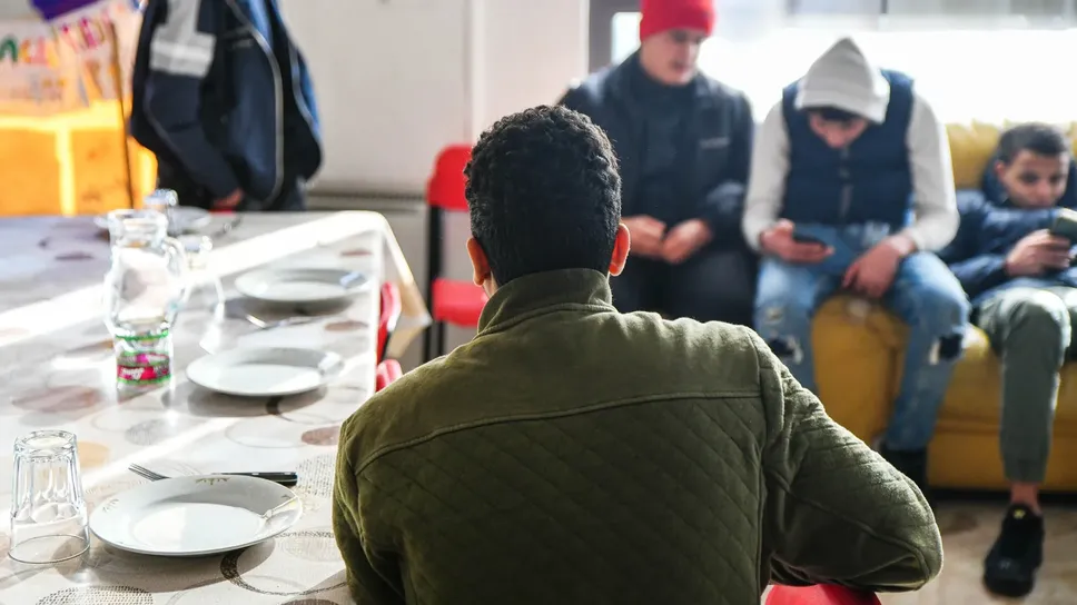 Giovani stranieri ospiti della mensa di don Giusto Giovani stranieri ospiti della mensa di don Giusto