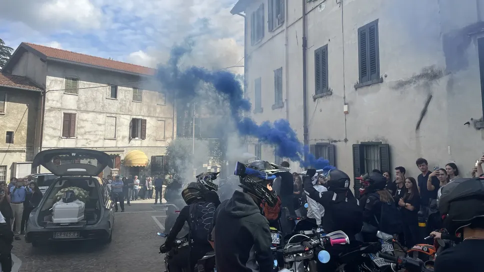 Fumogeni e rombo di motori per salutare il giovane spirato dopo lo scontro con un altro motociclista