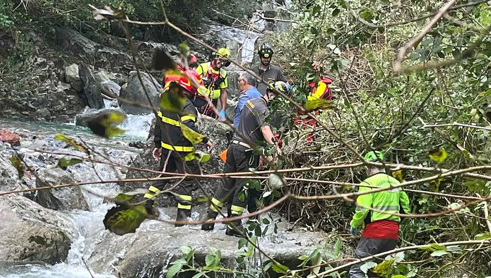 La zona dove è stato rinvenuto il cadavere dell’uomo: sul posto i soccorritori
