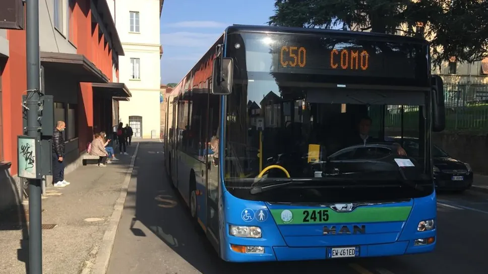 La fermata degli autobus di piazza Parini, in centro a Cantù