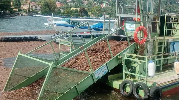 Il battello in azione ieri di fronte all’hangar