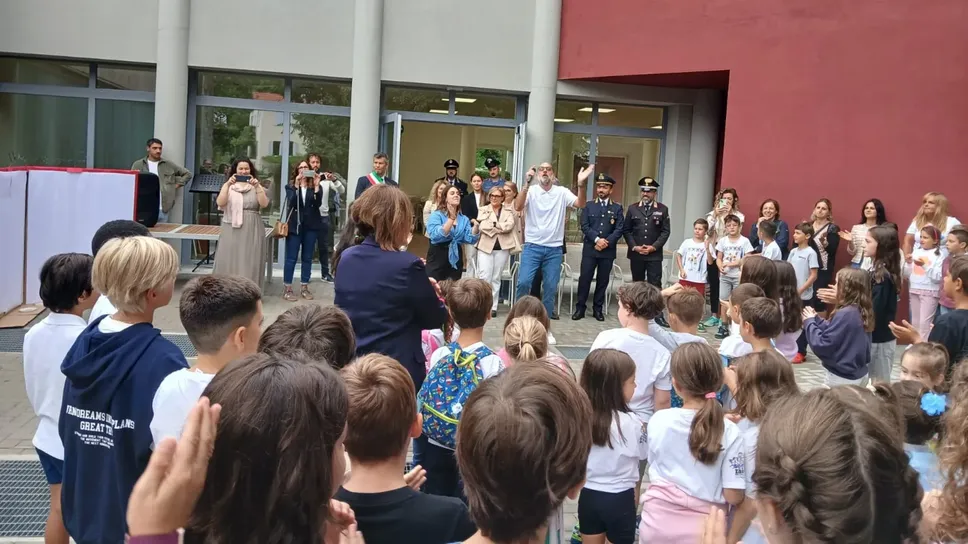 Un momento di festa che ha coinvolto autorità, docenti e alunni Un momento di festa che ha coinvolto autorità, docenti e alunni