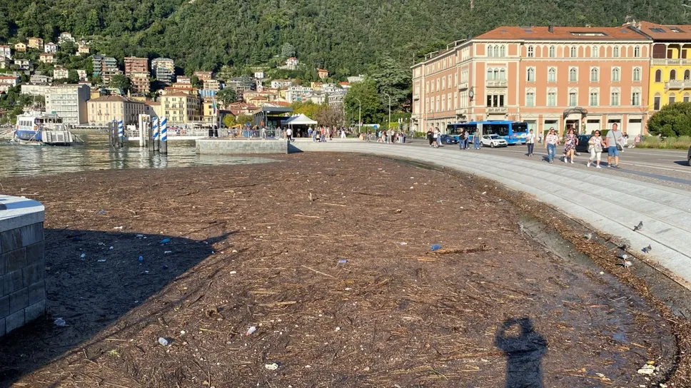 Ecco come si presentava ieri il lago davanti a piazza Cavour Ecco come si presentava ieri il lago davanti a piazza Cavour