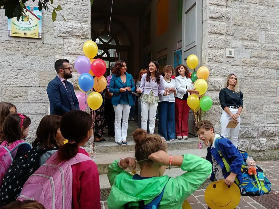 I rappresentanti dell’associazione Nova Como ieri all’inaugurazione della scuola