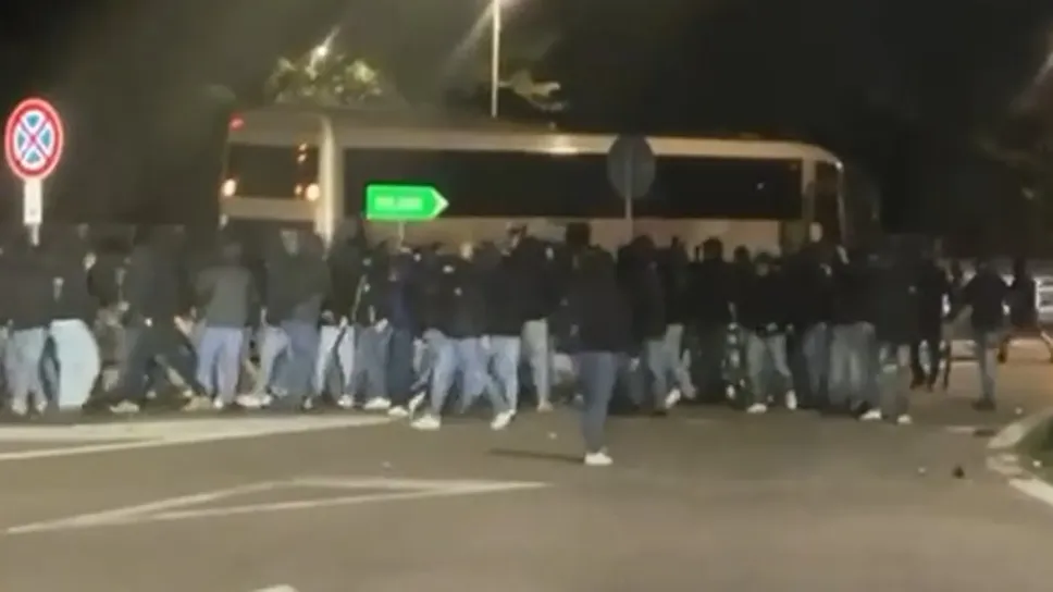 Gli ultras bergamaschi accerchiano il pullman dei lariani, in autostrada