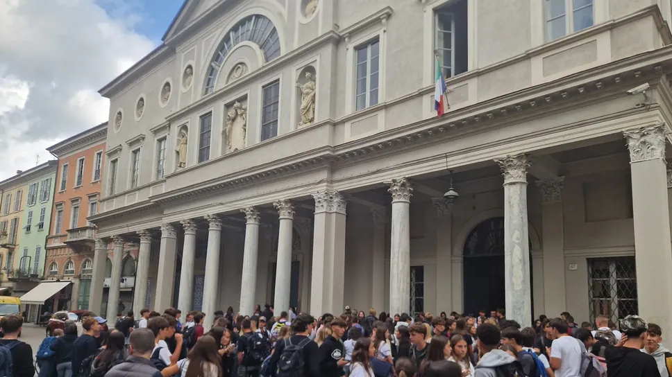 “Primini” e studenti più grandi ieri fuori dal liceo Volta