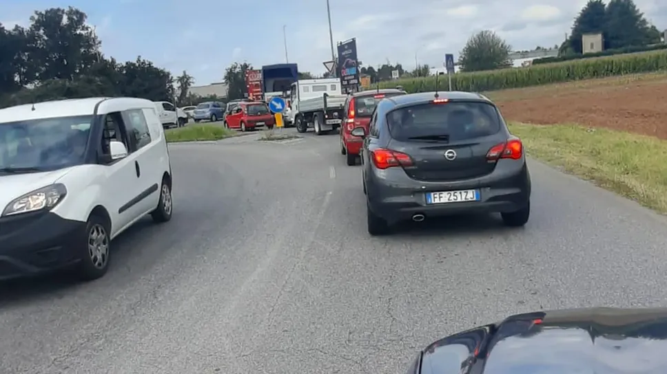 La fila dei veicoli a volte supera i confini comunali La fila dei veicoli a volte supera i confini comunali