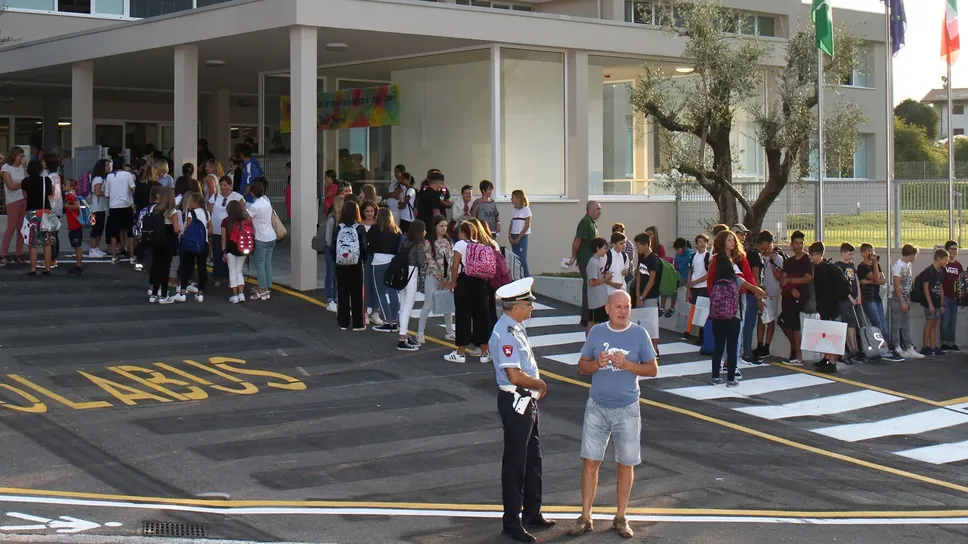 Uno scorcio dell’ingresso dell’istituto comprensivo di Tremezzina