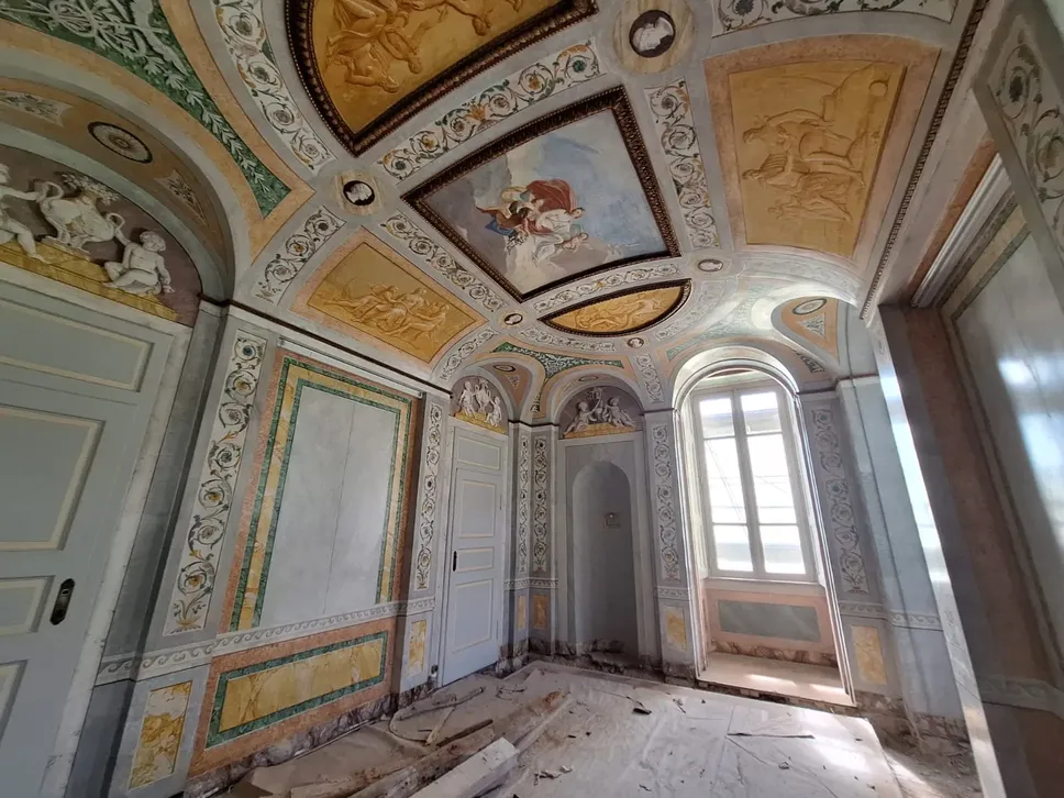 I restauri in corso al primo piano della Villa