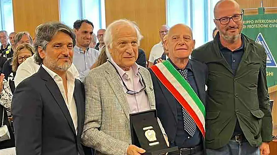 Roberto Spampatti con il padre Napoleone, il sindaco Mauro Caprani e il fratello Andrea dopo la consegna della benemerenza  (Bartesaghi)