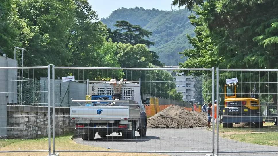 Il cantiere dei giardini a lago è stato rimesso in ordine dopo mesi di stallo e da questa settimana si dovrebbe riprendere con i lavori