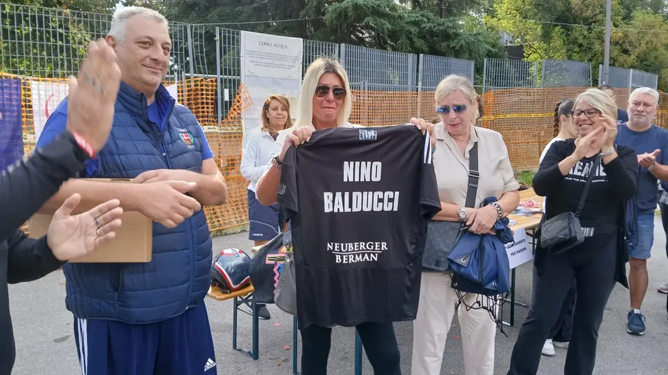 Le figlie di Nino Balducci con la maglia dedicata