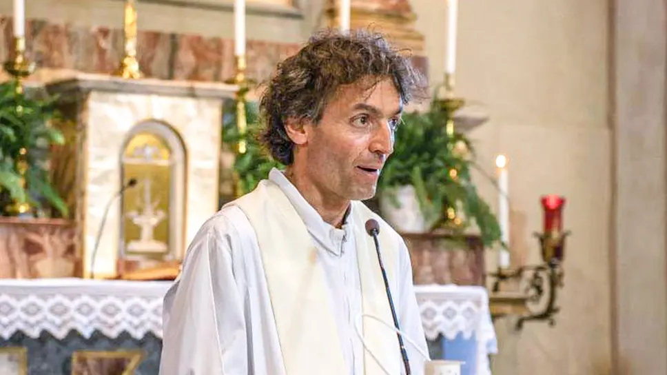 Don Roberto Malgesini cadde all’alba del 15 settembre 2020 in piazza San Rocco, ucciso da un immigrato cui stava servendo la colazione Don Roberto Malgesini cadde all’alba del 15 settembre 2020 in piazza San Rocco, ucciso da un immigrato cui stava servendo la colazione
