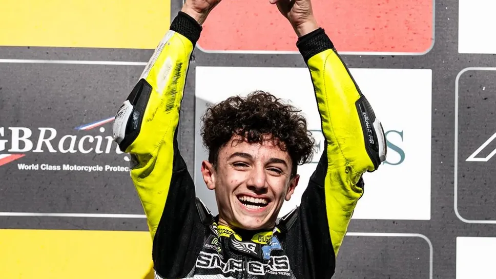 Turetta sul podio dopo la vittoria a Estoril in Moto4 Esbk Turetta sul podio dopo la vittoria a Estoril in Moto4 Esbk