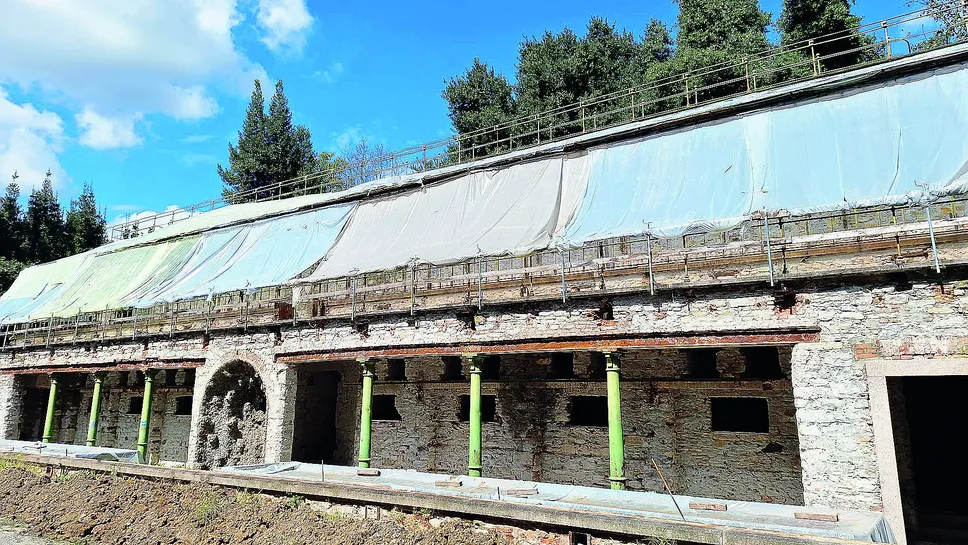 Il fabbricato nel complesso delle serre al centro dei lavori di restauro e recupero funzionale Il fabbricato nel complesso delle serre al centro dei lavori di restauro e recupero funzionale